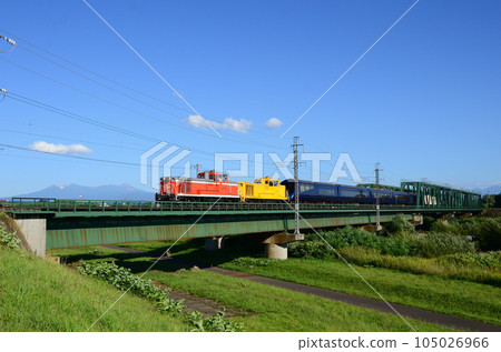 "THE ROYAL EXPRESS" (Delivery train) that crosses the second Ishikari River bridge while looking at the Daisetsu Mountains in the distance "THE ROYAL EXPRESS" (Delivery train) that crosses the second Ishikari River bridge while looking at the Daisetsu Mountains in the distance 105026966