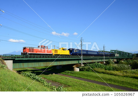 "THE ROYAL EXPRESS" (Delivery train), which is evenly bathed in sunlight and runs fast "THE ROYAL EXPRESS" (Delivery train), which is evenly bathed in sunlight and runs fast 105026967
