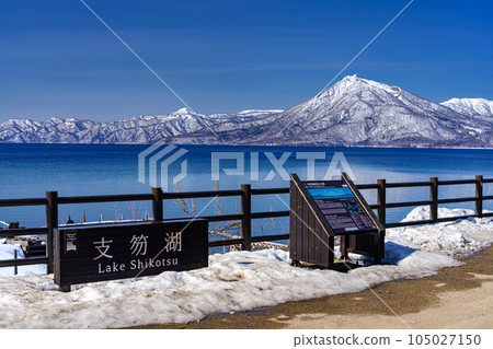 北海道千歲市支笏湖和惠庭山的冬景 105027150