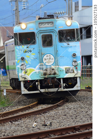 與普通 Kiha 40 混合的當地運輸用“Umi no Megumi”包裹車 105027193
