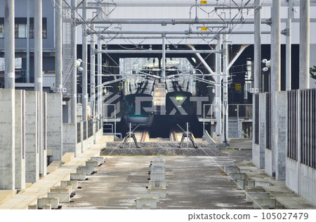 The Hokkaido Shinkansen "Hayabusa" departs and arrives at Shin-Hakodate-Hokuto Station at approximately the same time. The Hokkaido Shinkansen "Hayabusa" departs and arrives at Shin-Hakodate-Hokuto Station at approximately the same time. 105027479