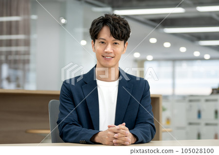 微笑的商人看著相機休閒商業形象肖像 微笑的商人看著相機休閒商業形象肖像 105028100