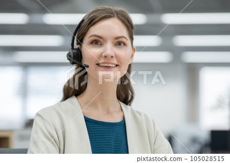 一位微笑的外國女士戴著耳機看著鏡頭 一位微笑的外國女士戴著耳機看著鏡頭 105028515