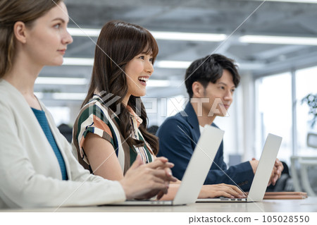 Global business meeting image 105028550