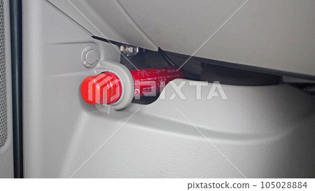 Flaming cylinder installed at the foot of the passenger seat Flaming cylinder installed at the foot of the passenger seat 105028884