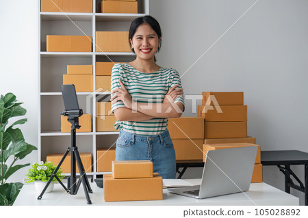 Happy asian woman work from home packaging, on line marketing packaging and delivery, SME concept 105028892