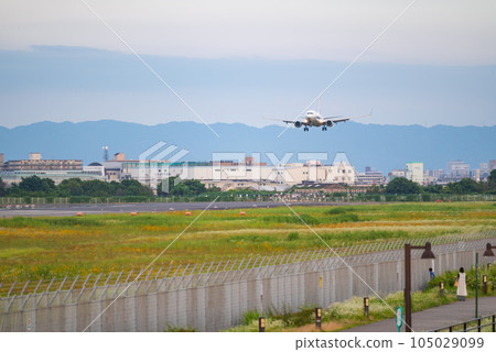 一架噴氣式飛機即將降落在大阪伊丹機場 一架噴氣式飛機即將降落在大阪伊丹機場 105029099
