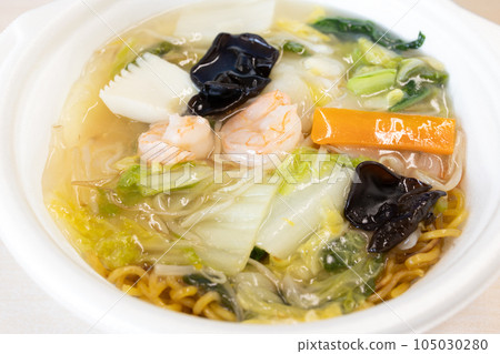 炒麵配上美味的鹽醬 炒麵配上美味的鹽醬 105030280
