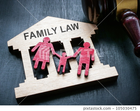 Plate with sign family law, figurines and gavel. Plate with sign family law, figurines and gavel. 105030475