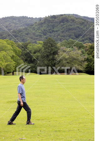 Mature man exercising on the lawn Mature man exercising on the lawn 105031069