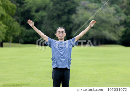 Mature man exercising on the lawn Mature man exercising on the lawn 105031072