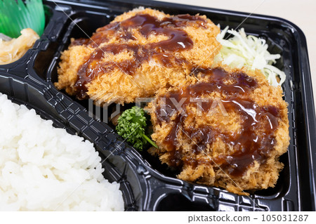 美味的里脊肉排和肉末排便當盒 105031287
