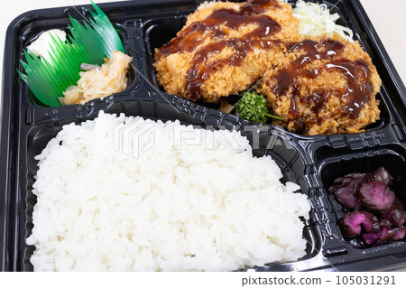 美味的里脊肉排和肉末排便當盒 105031291