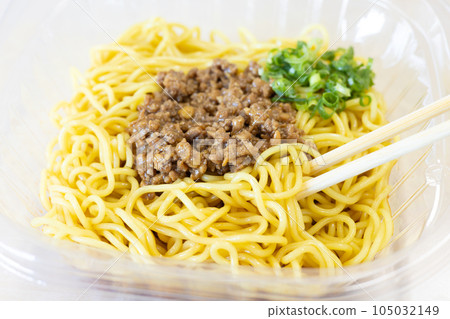Delicious cold tantan noodles 105032149