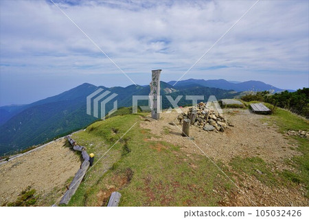 頓殿山的山頂標誌和佐渡島北部的山脈 105032426