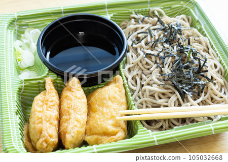 夏季傳統的冷蕎麥麵和稻荷壽司套餐 105032668