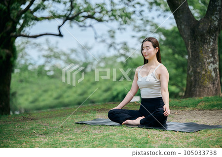在戶外做瑜伽的女性 在戶外做瑜伽的女性 105033738