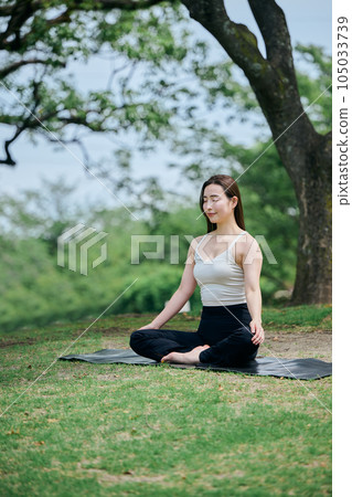 Women who do yoga outdoors 105033739