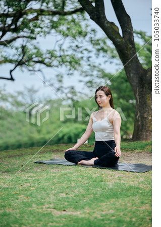 在戶外做瑜伽的女性 在戶外做瑜伽的女性 105033740