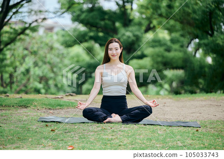 在戶外做瑜伽的女性 105033743