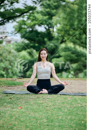 在戶外做瑜伽的女性 105033744