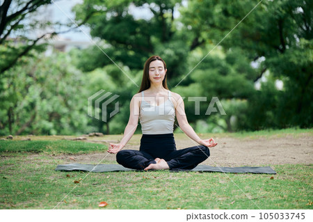 在戶外做瑜伽的女性 在戶外做瑜伽的女性 105033745