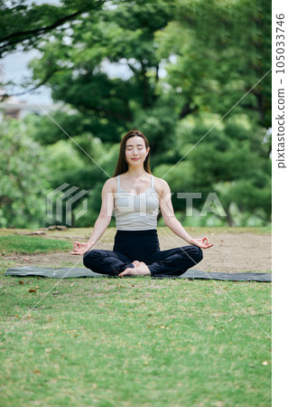 Women who do yoga outdoors 105033746