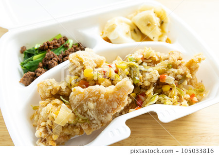 Delicious deep-fried bento box 105033816