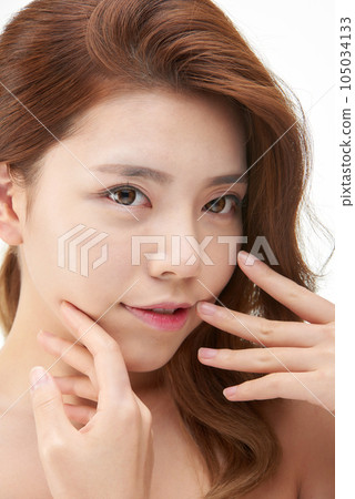 Beauty, a clean-skinned young woman 105034133