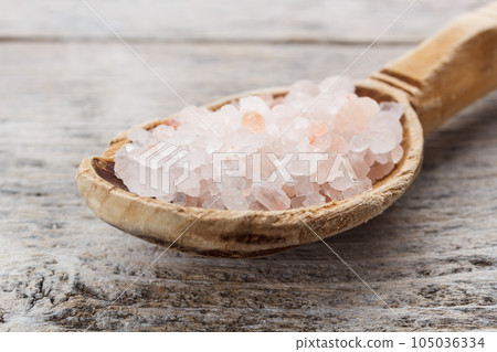 Pink himalayan salt 105036334