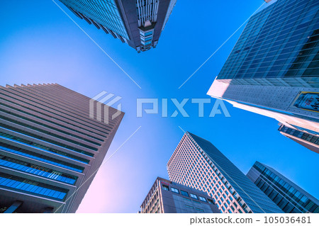 日本東京市景 從京橋十字路口看辦公樓（再開發……） 105036481