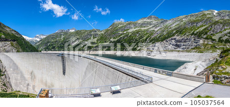 Concrete dam wall 105037564
