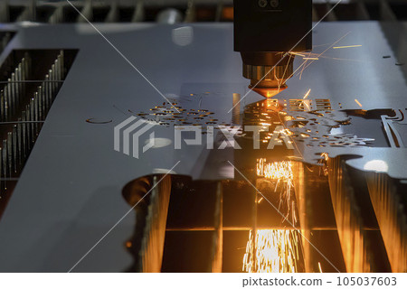 The fiber laser cutting machine cutting machine cut the metal plate. The fiber laser cutting machine cutting machine cut the metal plate. 105037603