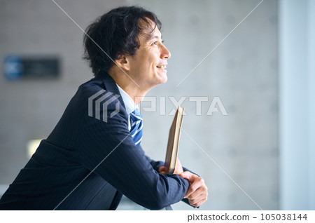 工作在辦公室的一個年輕商人 工作在辦公室的一個年輕商人 105038144