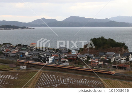 深秋時節經過中海的山陰本線特急八雲 105038656