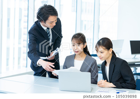 在辦公室工作的商務人士 105039898