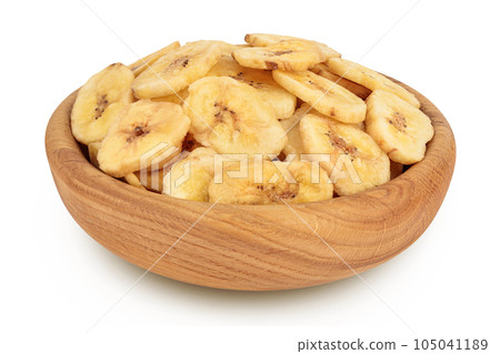 Dried banana chips in wooden bowl isolated on white background with full depth of field 105041189
