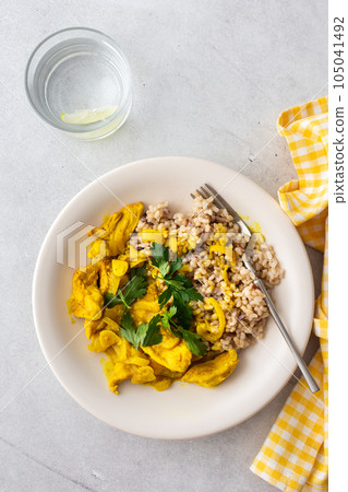 Healthy lunches with brown rice and chicken 105041492
