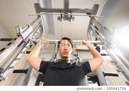 一個在體育館做肌肉訓練的男人 105041738