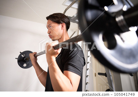 一個在體育館做肌肉訓練的男人 105041749