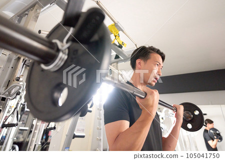 一個在體育館做肌肉訓練的男人 105041750