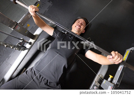 一個在體育館做肌肉訓練的男人 105041752