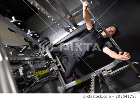 一個在體育館做肌肉訓練的男人 105041753