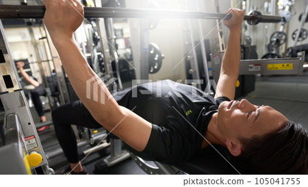A man doing muscle training at a sports gym 105041755