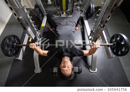 A man doing muscle training at a sports gym 105041756