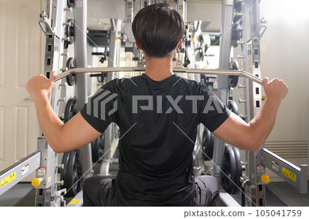 A man doing muscle training at a sports gym 105041759