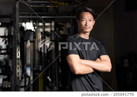 A man in sportswear who turns his gaze 105041770