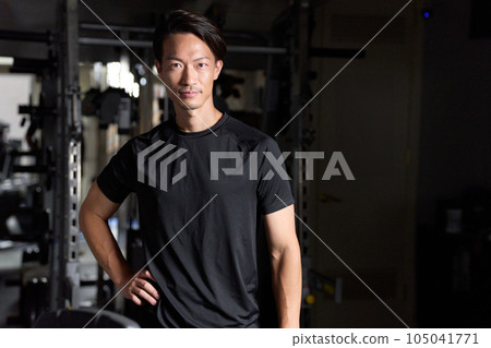 A man wearing sportswear who turns his gaze A man wearing sportswear who turns his gaze 105041771