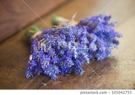 Fresh lavender (Lavandula angustifolia) on a wood table Fresh lavender (Lavandula angustifolia) on a wood table 105042755