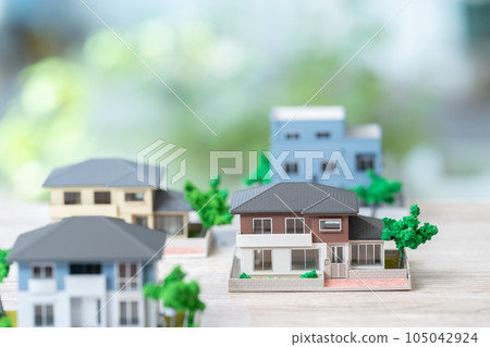 房地產形象桌上的微型房子 房地產形象桌上的微型房子 105042924